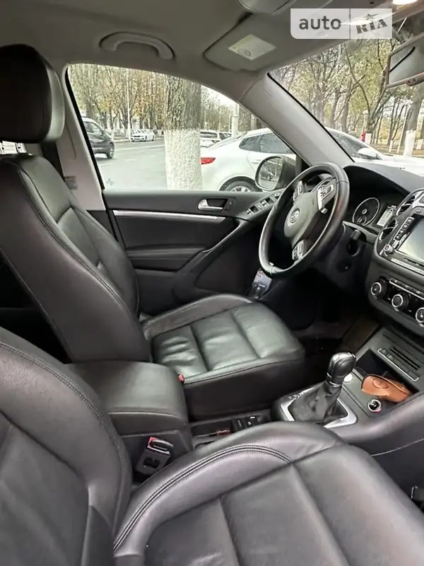 Позашляховик / Кросовер Volkswagen Tiguan 2015 в 