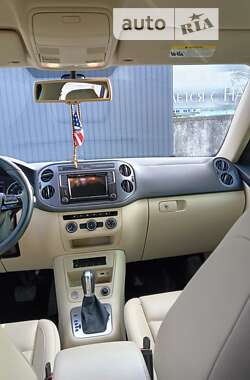 Внедорожник / Кроссовер Volkswagen Tiguan 2016 в 