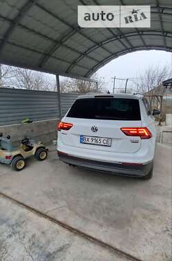 Внедорожник / Кроссовер Volkswagen Tiguan 2017 в Каменец-Подольском
