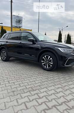 Внедорожник / Кроссовер Volkswagen Tiguan 2022 в Киеве