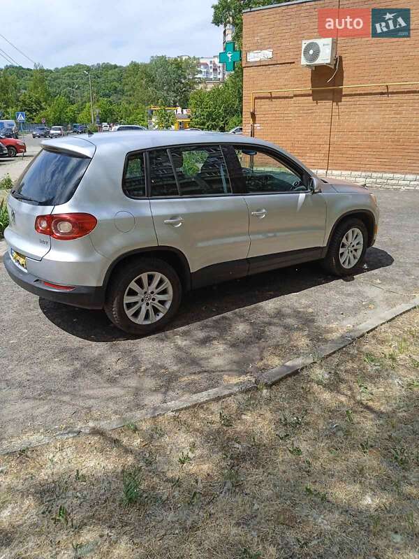 Внедорожник / Кроссовер Volkswagen Tiguan 2010 в Полтаве
