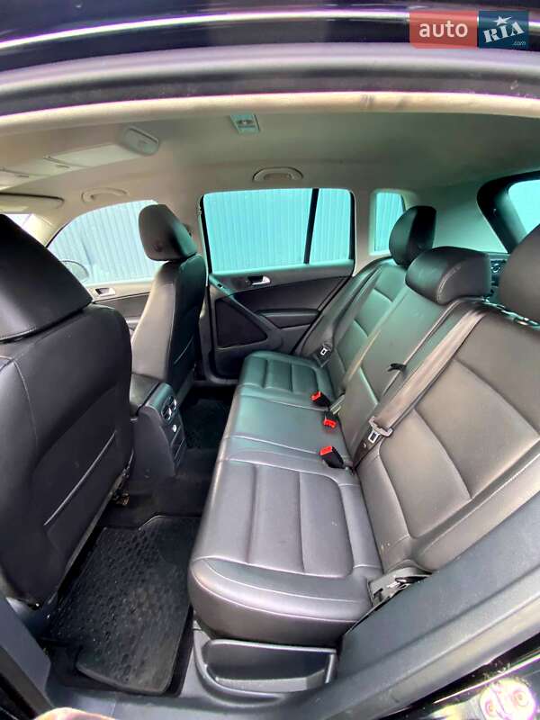 Внедорожник / Кроссовер Volkswagen Tiguan 2011 в Остроге