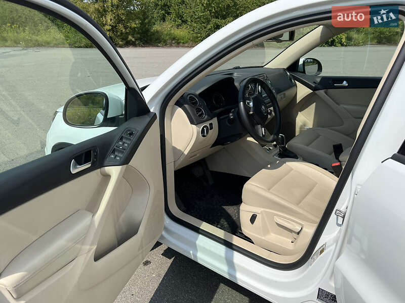Позашляховик / Кросовер Volkswagen Tiguan 2015 в Ізяславі