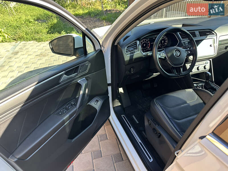 Внедорожник / Кроссовер Volkswagen Tiguan 2018 в 
