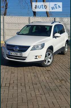 Позашляховик / Кросовер Volkswagen Tiguan 2010 в Рівному