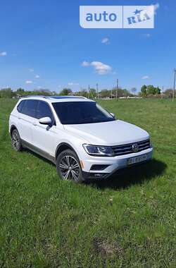 Внедорожник / Кроссовер Volkswagen Tiguan 2017 в Лохвице