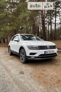 Внедорожник / Кроссовер Volkswagen Tiguan 2017 в Ровно