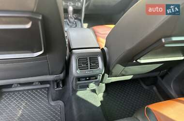 Внедорожник / Кроссовер Volkswagen Tiguan 2017 в 