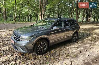 Внедорожник / Кроссовер Volkswagen Tiguan 2022 в 