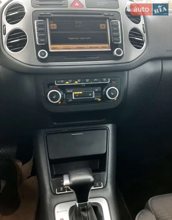 Внедорожник / Кроссовер Volkswagen Tiguan 2010 в Лохвице