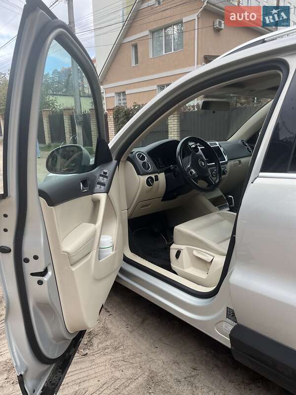 Внедорожник / Кроссовер Volkswagen Tiguan 2010 в Ирпене
