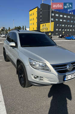 Позашляховик / Кросовер Volkswagen Tiguan 2010 в Києві