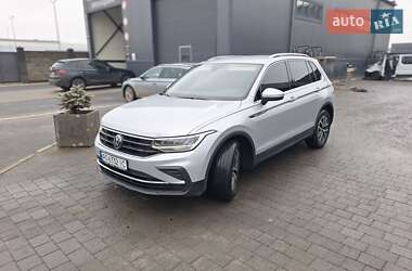 Позашляховик / Кросовер Volkswagen Tiguan 2022 в 