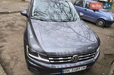 Внедорожник / Кроссовер Volkswagen Tiguan 2017 в 