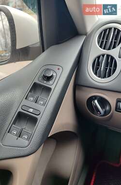 Внедорожник / Кроссовер Volkswagen Tiguan 2010 в 