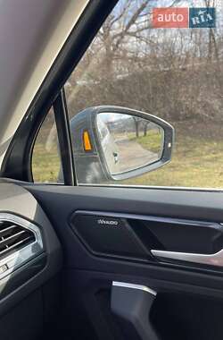 Внедорожник / Кроссовер Volkswagen Tiguan 2018 в 