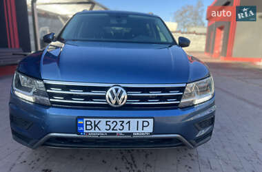 Внедорожник / Кроссовер Volkswagen Tiguan 2017 в Ровно