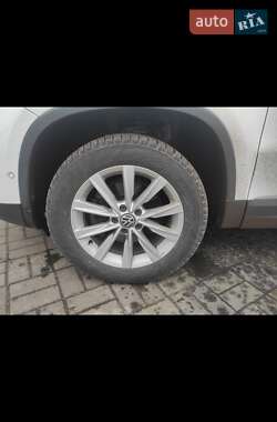 Внедорожник / Кроссовер Volkswagen Tiguan 2015 в 