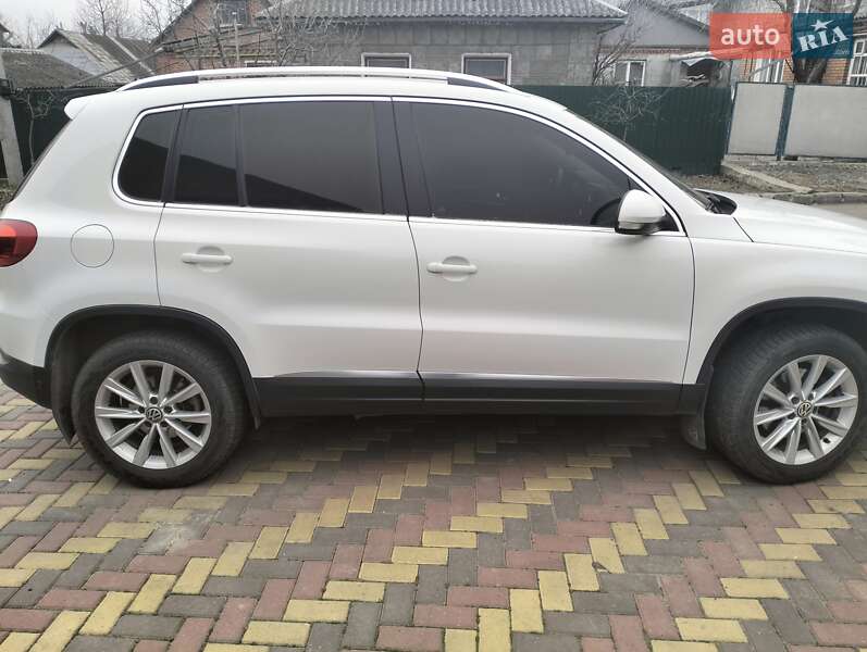 Внедорожник / Кроссовер Volkswagen Tiguan 2015 в Хмельницком