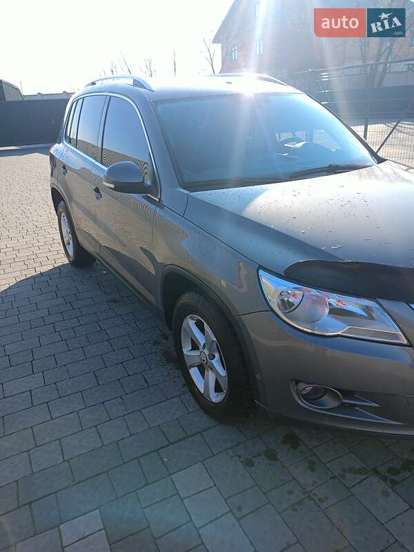 Внедорожник / Кроссовер Volkswagen Tiguan 2010 в Городке