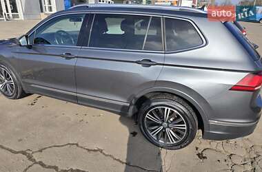 Внедорожник / Кроссовер Volkswagen Tiguan 2017 в 
