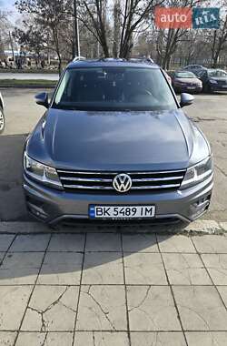 Внедорожник / Кроссовер Volkswagen Tiguan 2017 в 