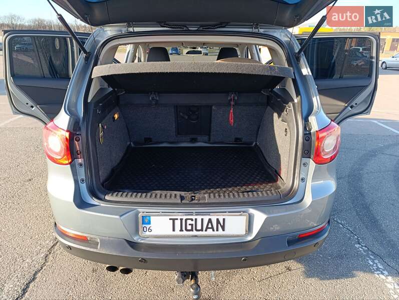 Внедорожник / Кроссовер Volkswagen Tiguan 2009 в Звягеле