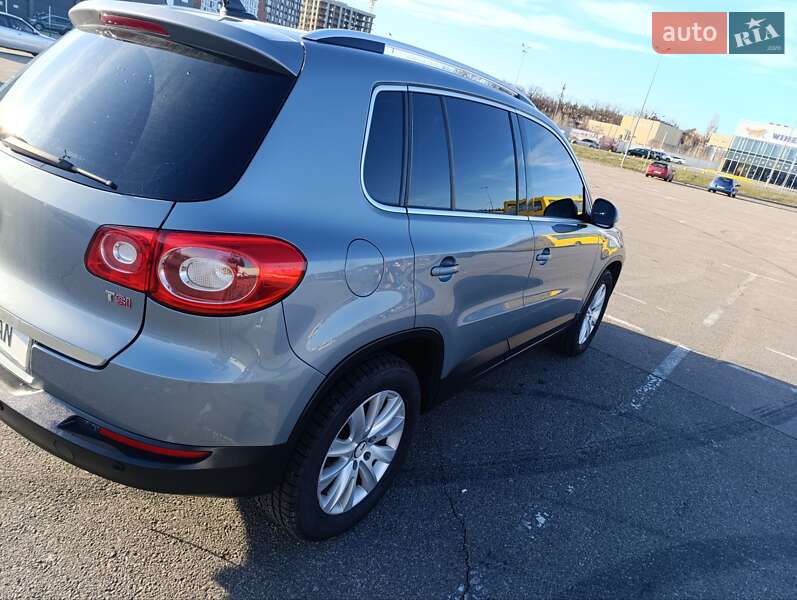 Внедорожник / Кроссовер Volkswagen Tiguan 2009 в Звягеле