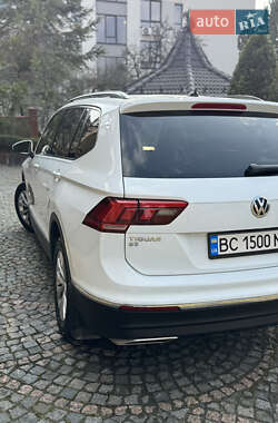 Позашляховик / Кросовер Volkswagen Tiguan 2017 в 