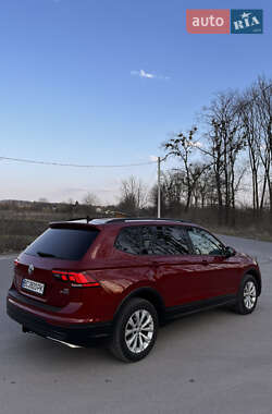 Внедорожник / Кроссовер Volkswagen Tiguan 2017 в 