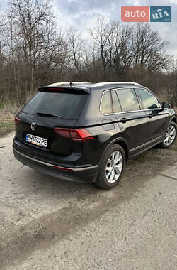 Позашляховик / Кросовер Volkswagen Tiguan 2016 в 