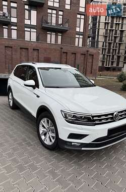 Внедорожник / Кроссовер Volkswagen Tiguan 2018 в 
