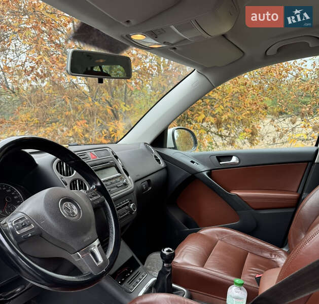 Внедорожник / Кроссовер Volkswagen Tiguan 2010 в Братском