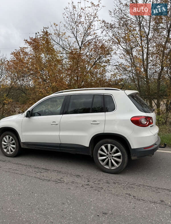 Внедорожник / Кроссовер Volkswagen Tiguan 2010 в Братском