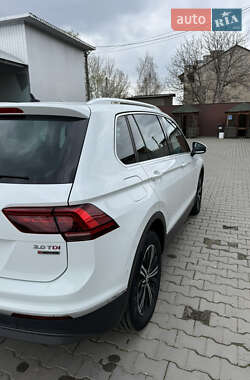 Внедорожник / Кроссовер Volkswagen Tiguan 2016 в 