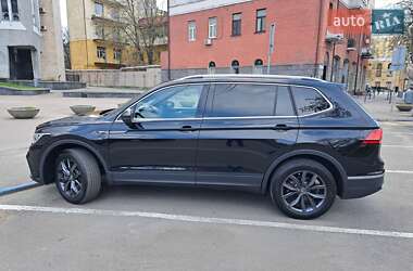 Внедорожник / Кроссовер Volkswagen Tiguan 2023 в 