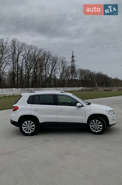Внедорожник / Кроссовер Volkswagen Tiguan 2011 в 