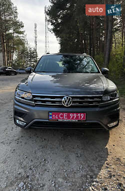 Внедорожник / Кроссовер Volkswagen Tiguan 2017 в 