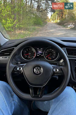 Внедорожник / Кроссовер Volkswagen Tiguan 2017 в 