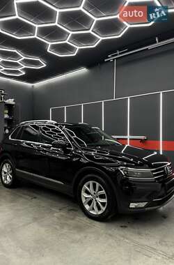 Внедорожник / Кроссовер Volkswagen Tiguan 2017 в 