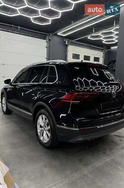 Внедорожник / Кроссовер Volkswagen Tiguan 2017 в 