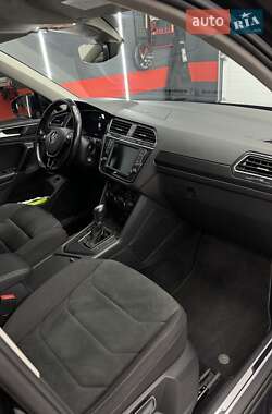 Внедорожник / Кроссовер Volkswagen Tiguan 2017 в 