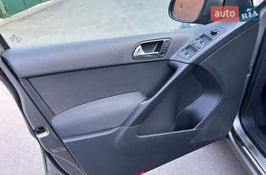 Внедорожник / Кроссовер Volkswagen Tiguan 2010 в 