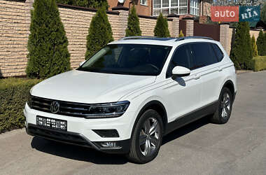 Внедорожник / Кроссовер Volkswagen Tiguan 2021 в 