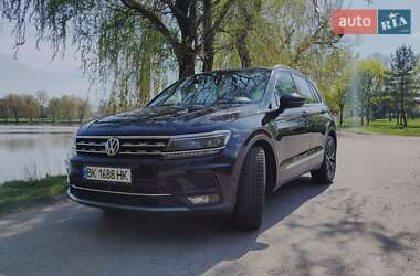 Внедорожник / Кроссовер Volkswagen Tiguan 2017 в 