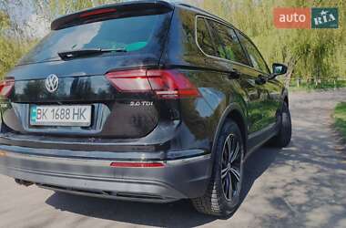 Внедорожник / Кроссовер Volkswagen Tiguan 2017 в 