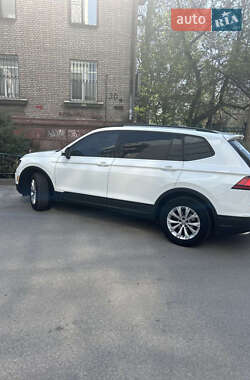 Внедорожник / Кроссовер Volkswagen Tiguan 2018 в 