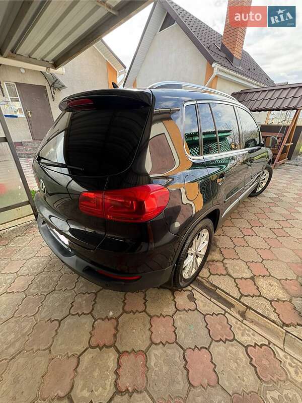 Внедорожник / Кроссовер Volkswagen Tiguan 2012 в Олевске
