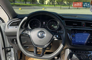 Внедорожник / Кроссовер Volkswagen Tiguan 2017 в 