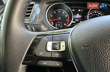 Позашляховик / Кросовер Volkswagen Tiguan 2019 в 